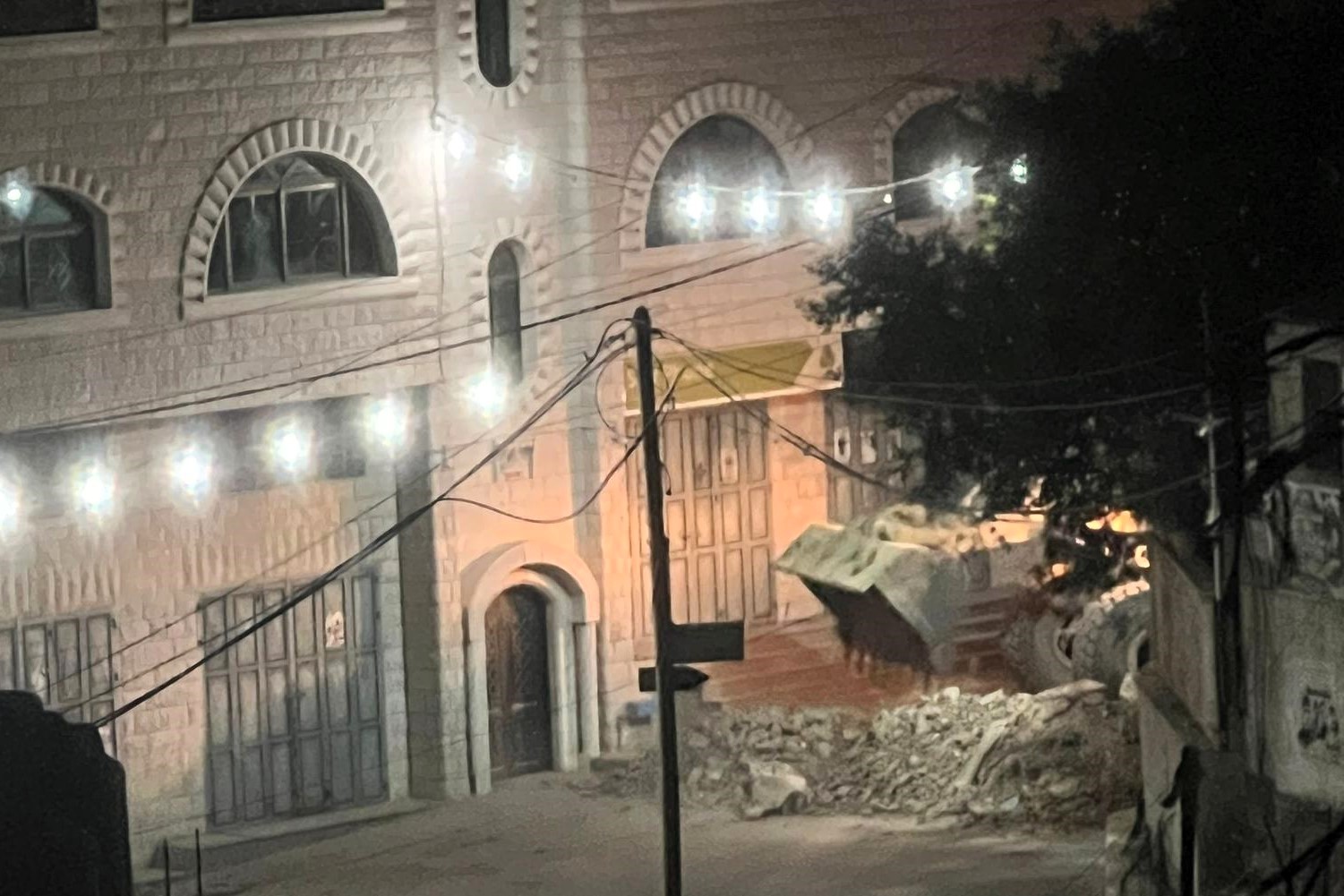 الاحتلال يغلق طرقات داخل بلدة طمون من خلال عمليات تجريف 